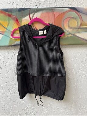 Zenergy by Chico’s Lightweight Black Hooded Vest with White Detail